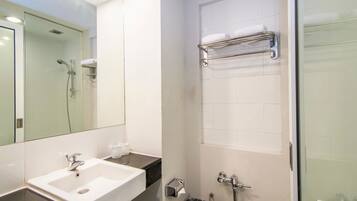 Junior Suite | Bathroom | Free toiletries, bidet, towels