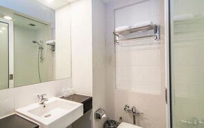 Junior-Suite | Badezimmer | Kostenlose Toilettenartikel, Bidet, Handtücher