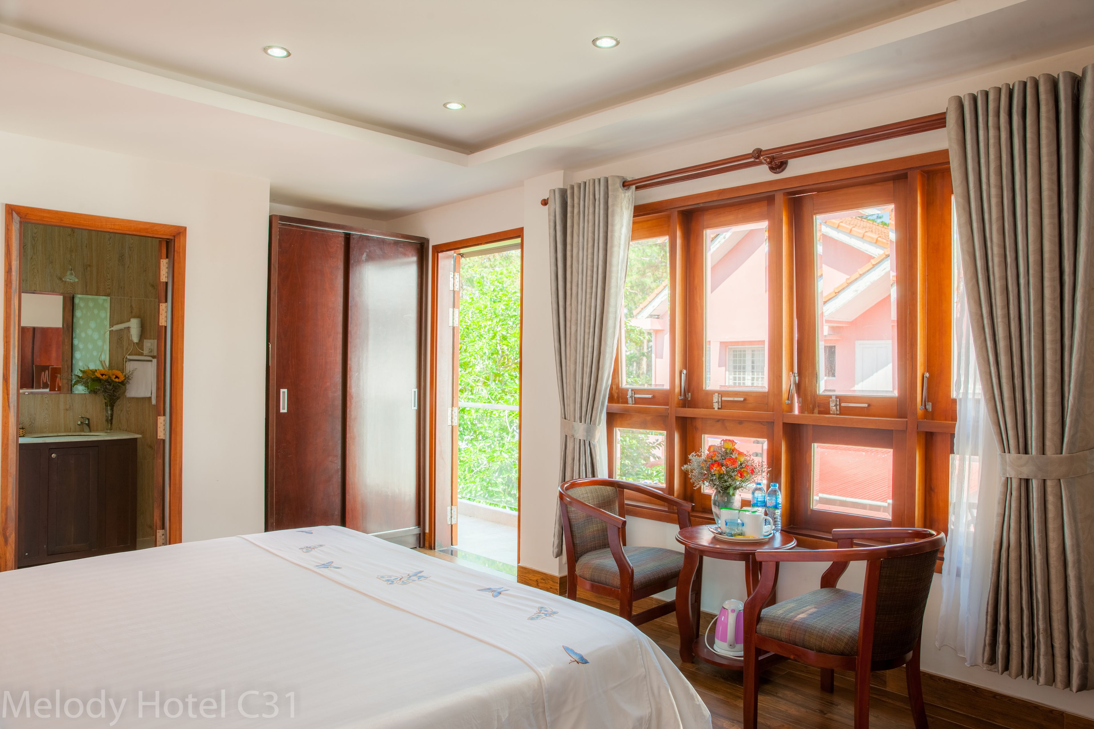 deluxe room, 1 double bed | living area | flat-screen tv