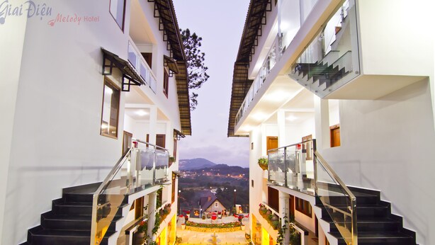 Ein Hotelinnenraum mit Blick auf eine Stadt und Berge.