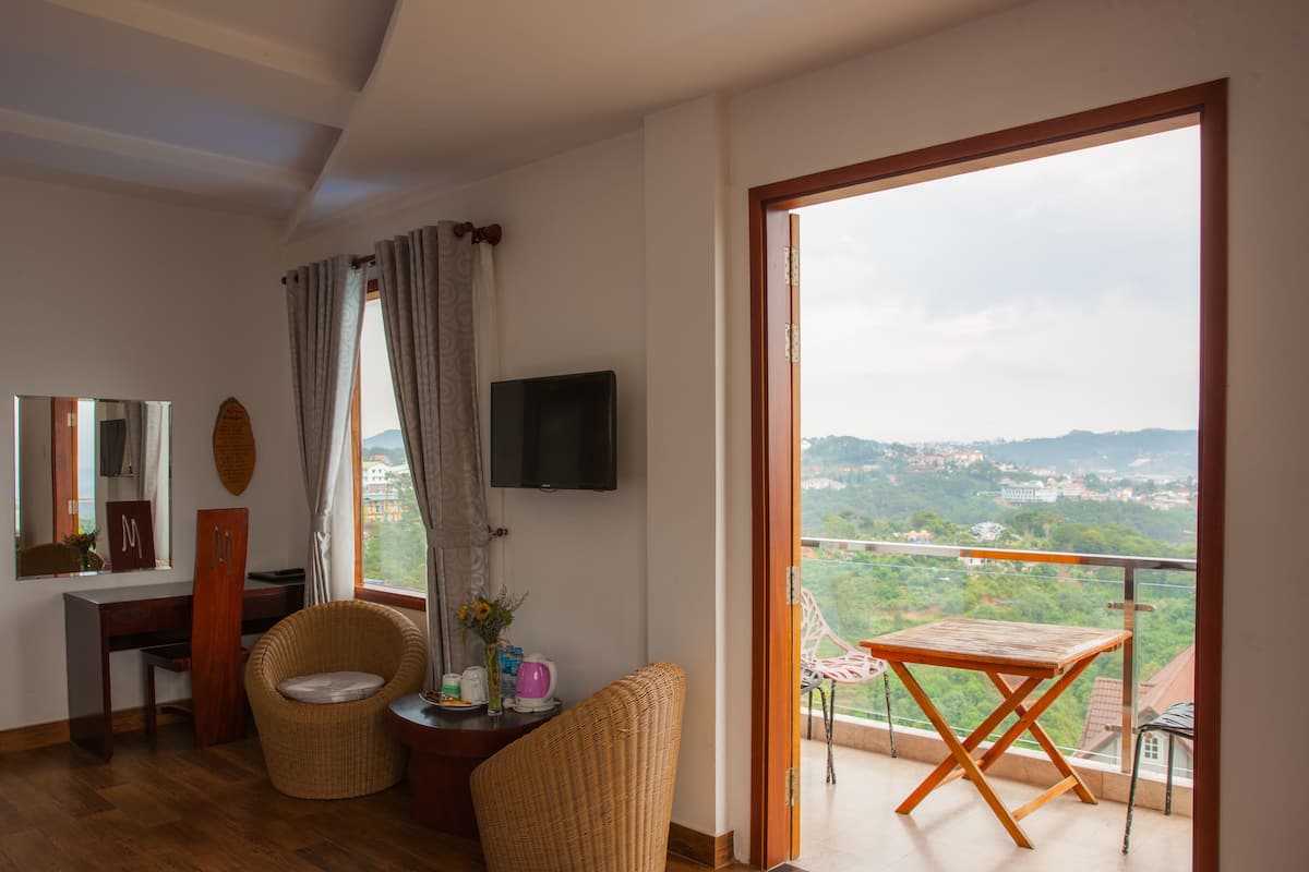 family room | premium bedding, minibar, in-room safe, desk