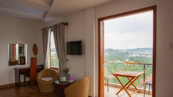 Family Room | Premium bedding, minibar, in-room safe, desk