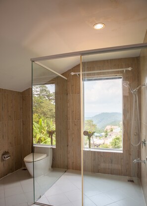 Melody V.I.P | Bathroom | Shower, free toiletries, hair dryer, slippers - Melody Hotel (Da Lat)