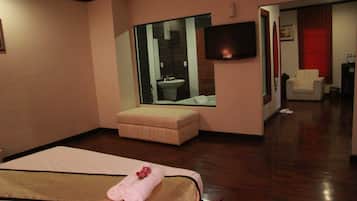 Executive Suite | In-room safe, desk, iron/ironing board, rollaway beds