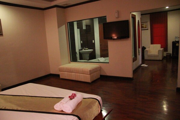 Executive Suite | In-room safe, desk, iron/ironing board, rollaway beds - Cheuang 2 Hotel (Vientiane)