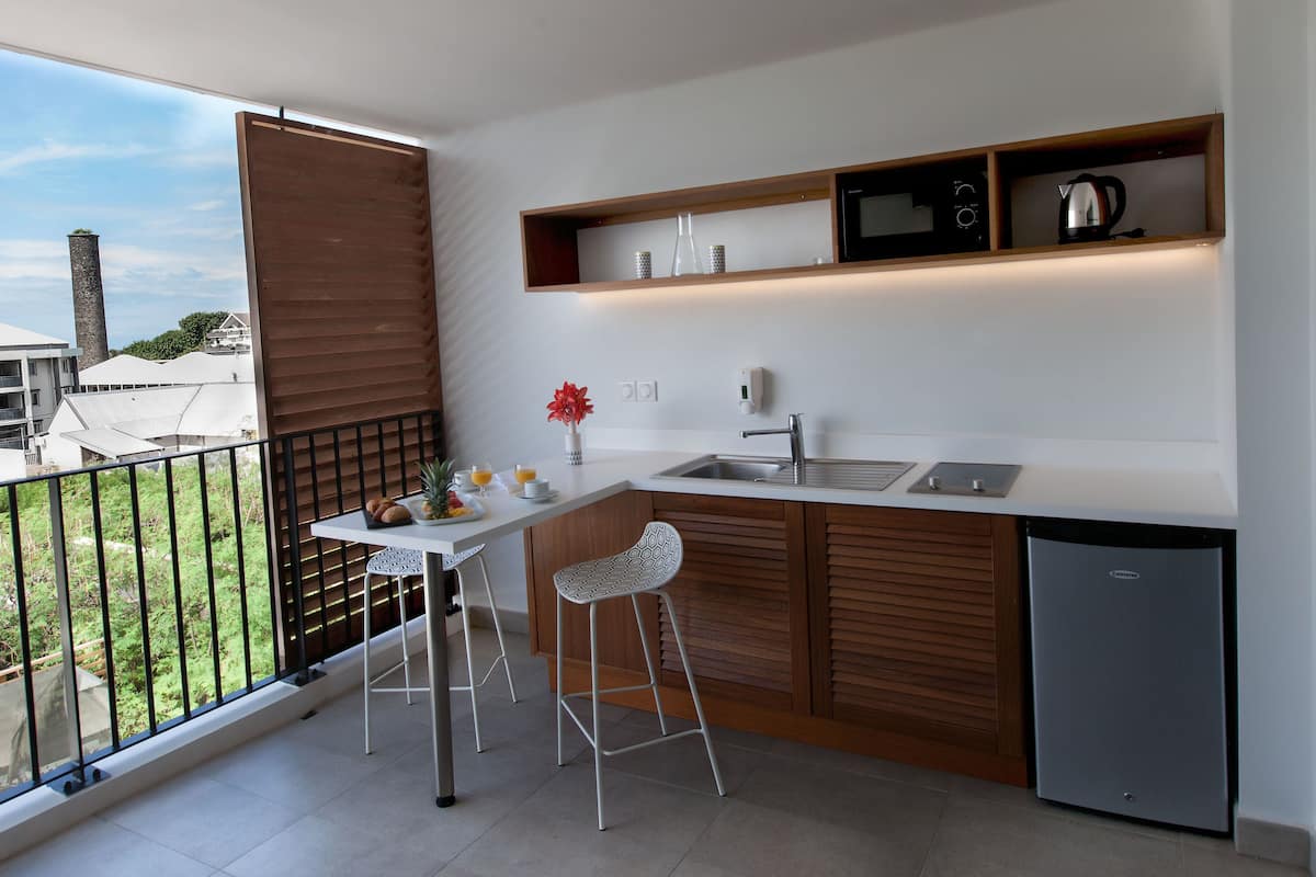 studio kitchenette côté rue | private kitchenette | electric kettle