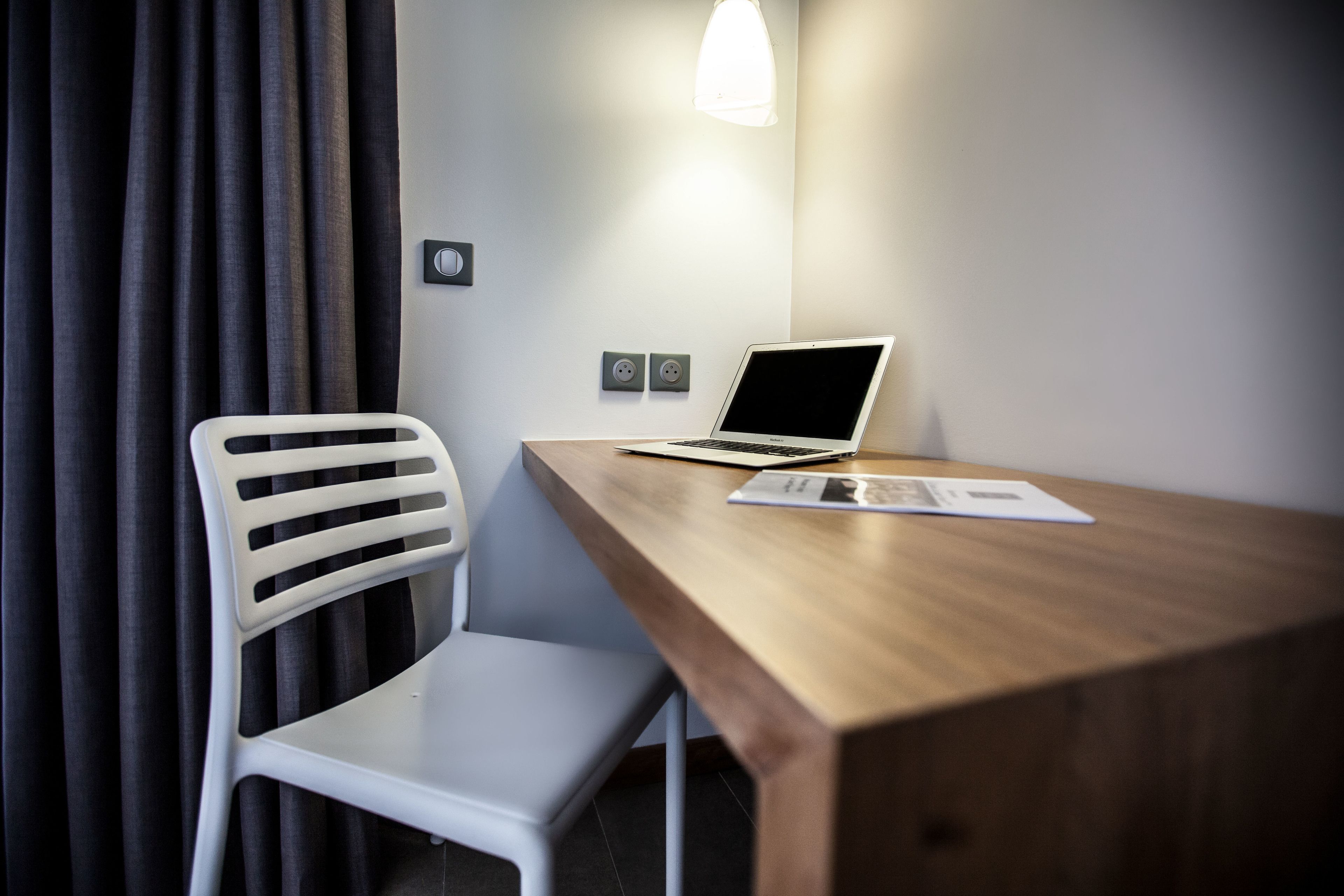 studio kitchenette côté rue | premium bedding, in-room safe, desk, soundproofing