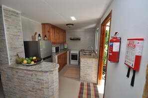 Full-sized fridge, microwave, oven, stovetop