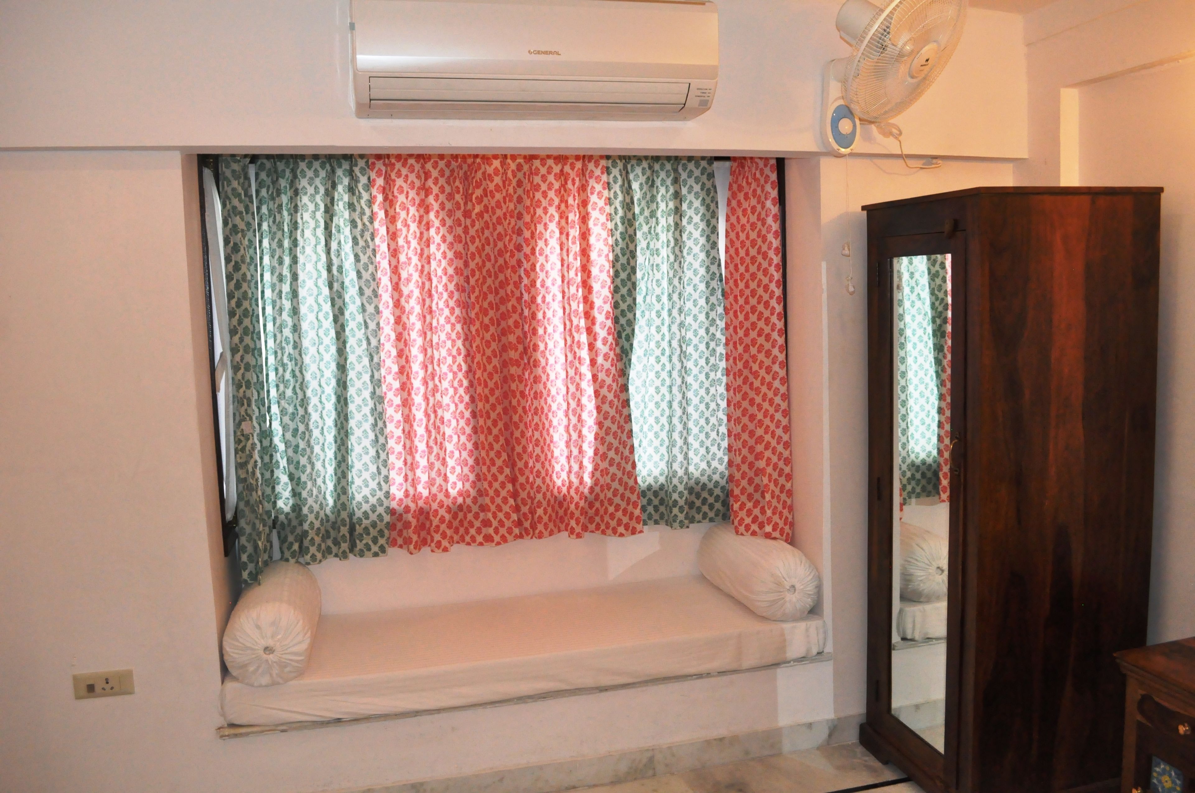 deluxe room | living area | 32-inch flat-screen tv with cable channels, tv