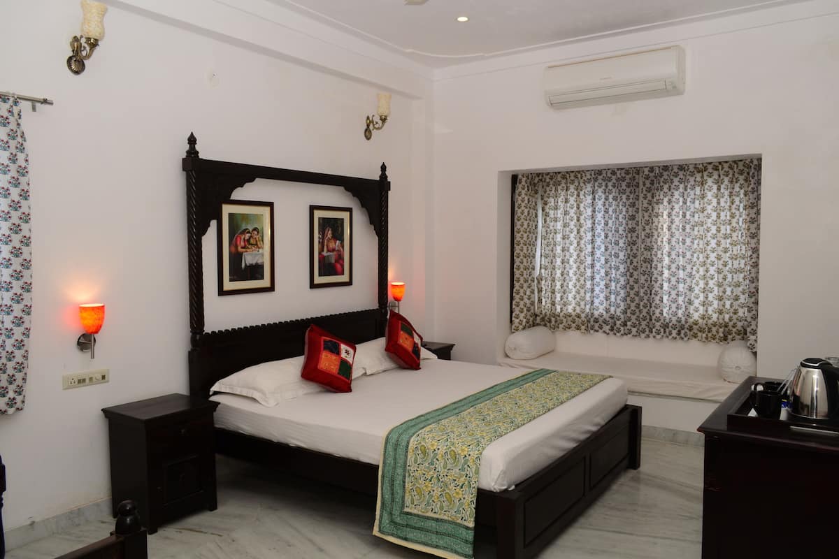 Deluxe Room | 1 bedroom, premium bedding, in-room safe, desk