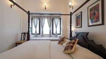 Deluxe Room | 1 bedroom, premium bedding, in-room safe, desk