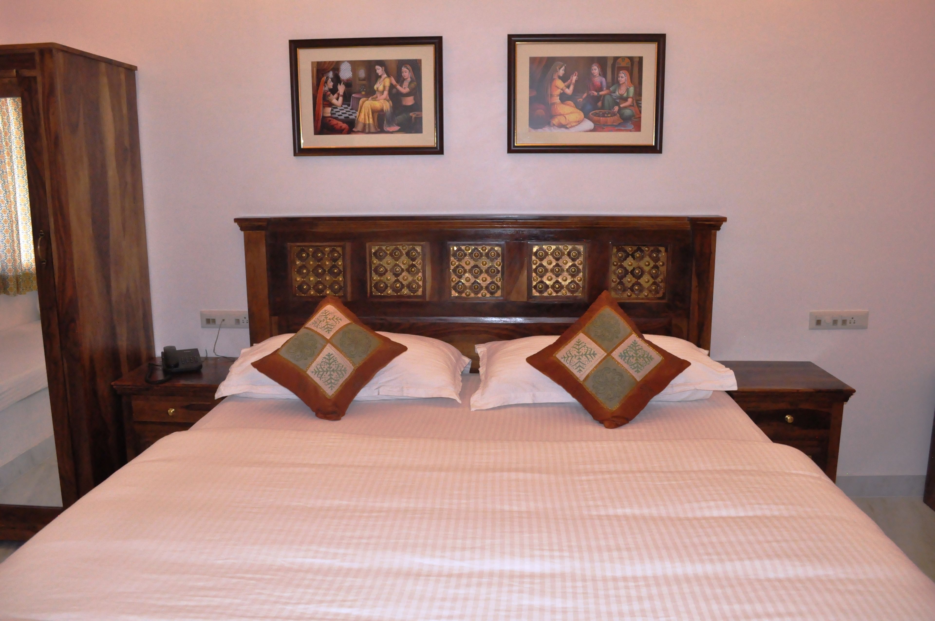 deluxe room | living area | 32-inch flat-screen tv with cable channels, tv