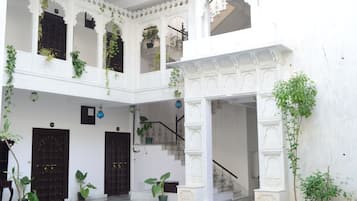 Quang cảnh sân vườn