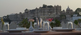 โรงแรมคอตรา ฮาเวลี แบ็ททิค โรงแรมริมทะเลสาบพิชโลลา