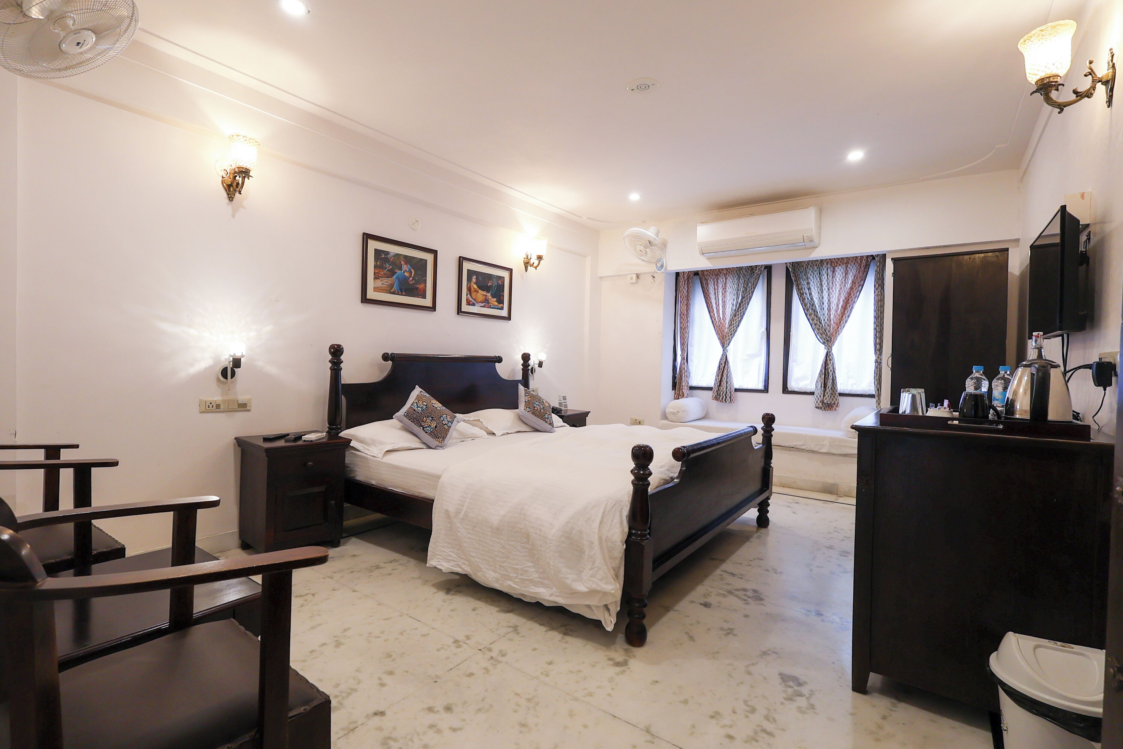 Deluxe kamer | 1 slaapkamer, luxe beddengoed, een kluis op de kamer, een bureau