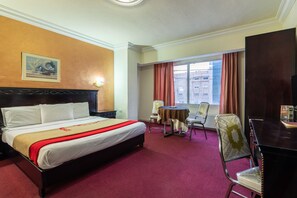 1 camera, minibar, una cassaforte in camera, una scrivania