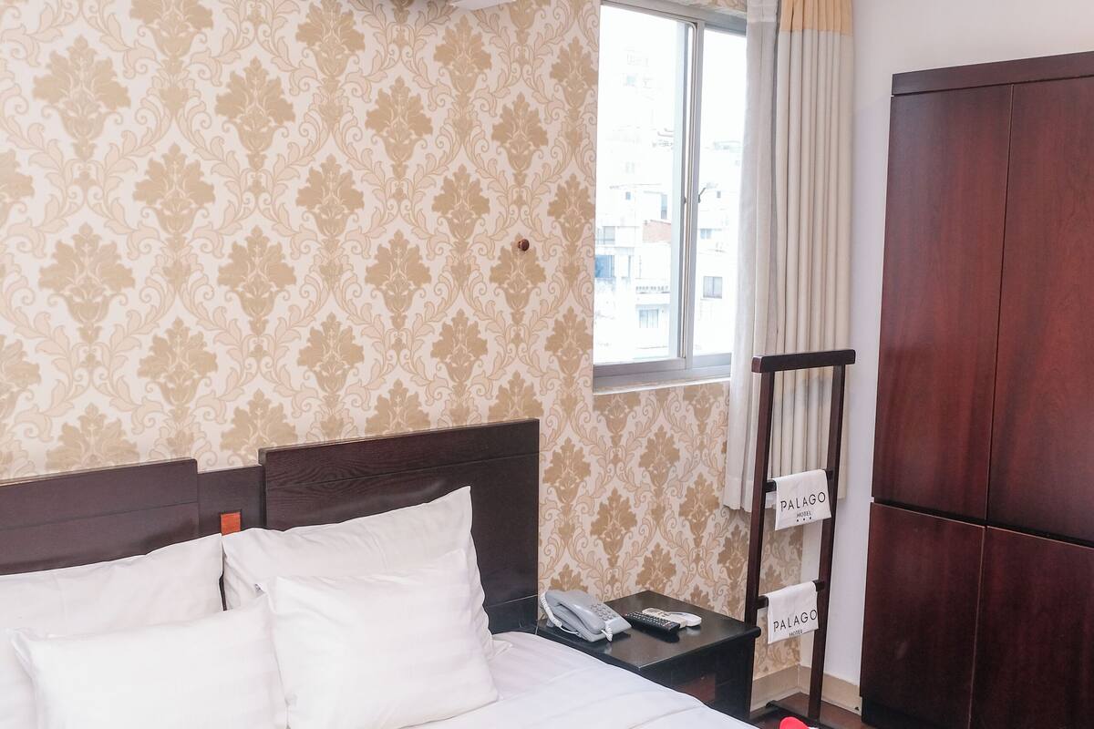 Cofres nos quartos, Wi-Fi de cortesia, roupa de cama