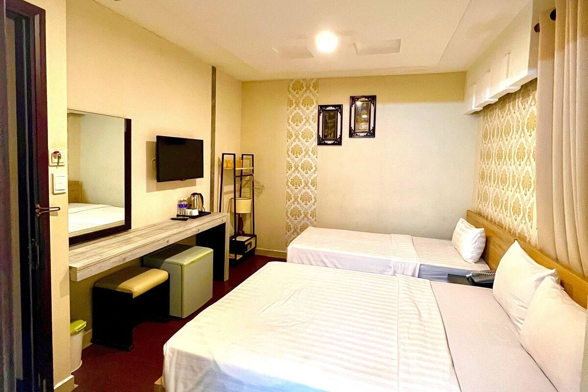 Quarto triplo luxo | Cofres nos quartos, Wi-Fi de cortesia, roupa de cama