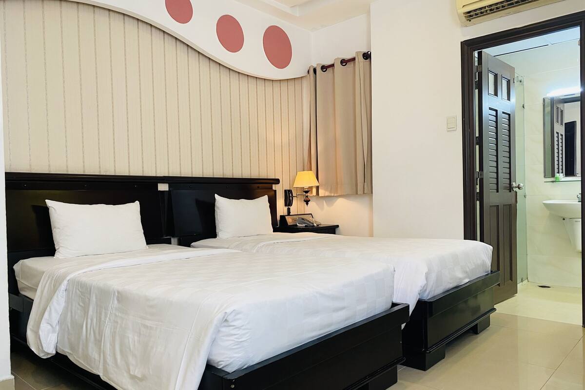 Quarto duplo superior | Cofres nos quartos, Wi-Fi de cortesia, roupa de cama