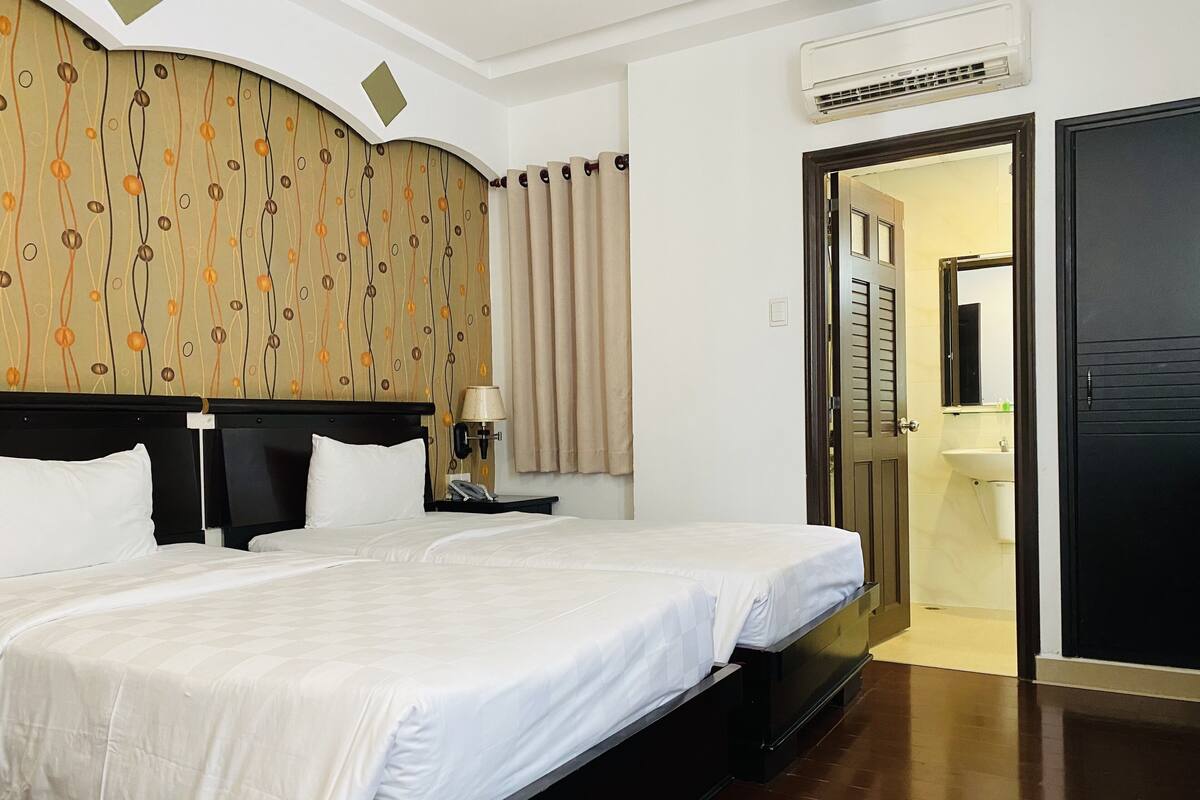 Quarto duplo superior, sem janelas | Cofres nos quartos, Wi-Fi de cortesia, roupa de cama
