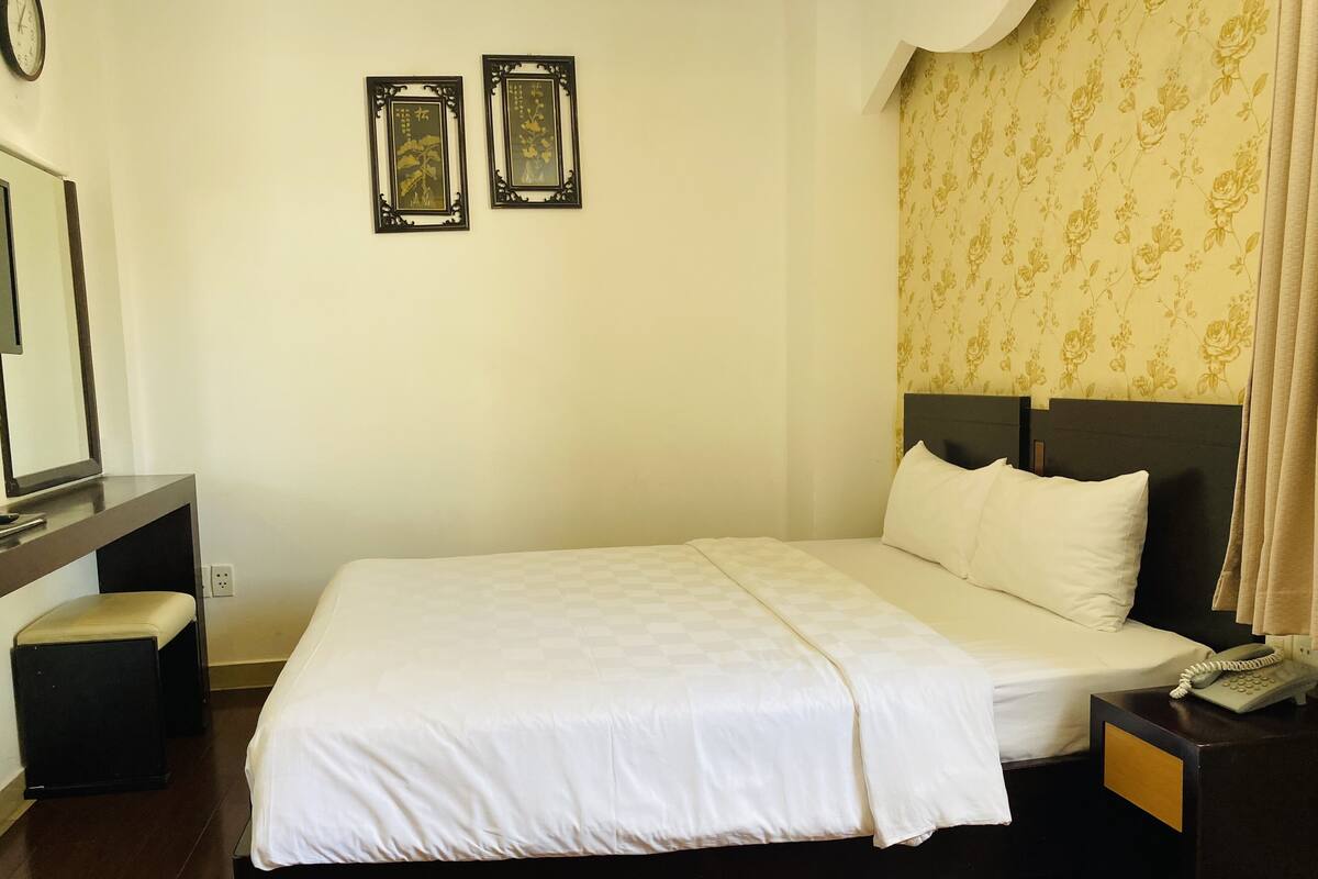 Quarto casal superior, sem janelas | Cofres nos quartos, Wi-Fi de cortesia, roupa de cama