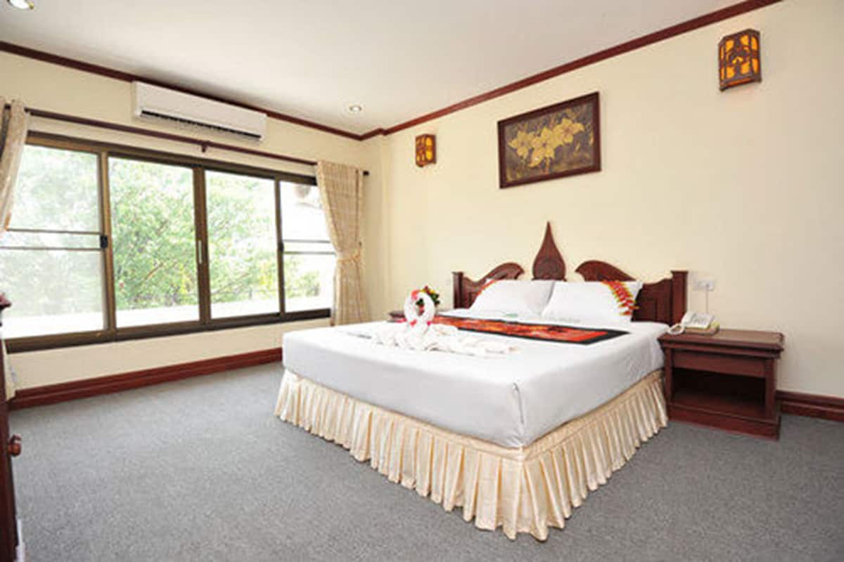 Minibar, desk, free WiFi