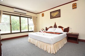 Minibar, desk, free WiFi