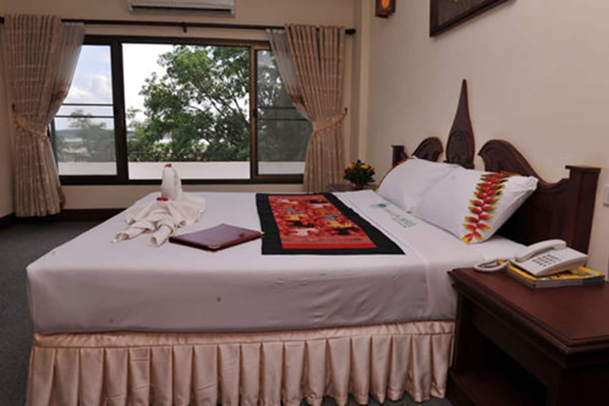 Minibar, desk, free WiFi