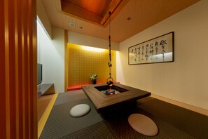 65-inch LCD TV with premium TV channels, TV, video game console - Hotel & Spa Lotus – Adults Only (Kyoto)