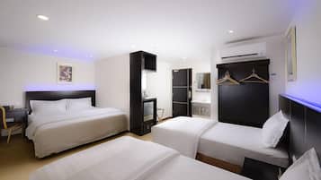 Deluxe Family Room | Minibar, in-room safe, blackout curtains, iron/ironing board