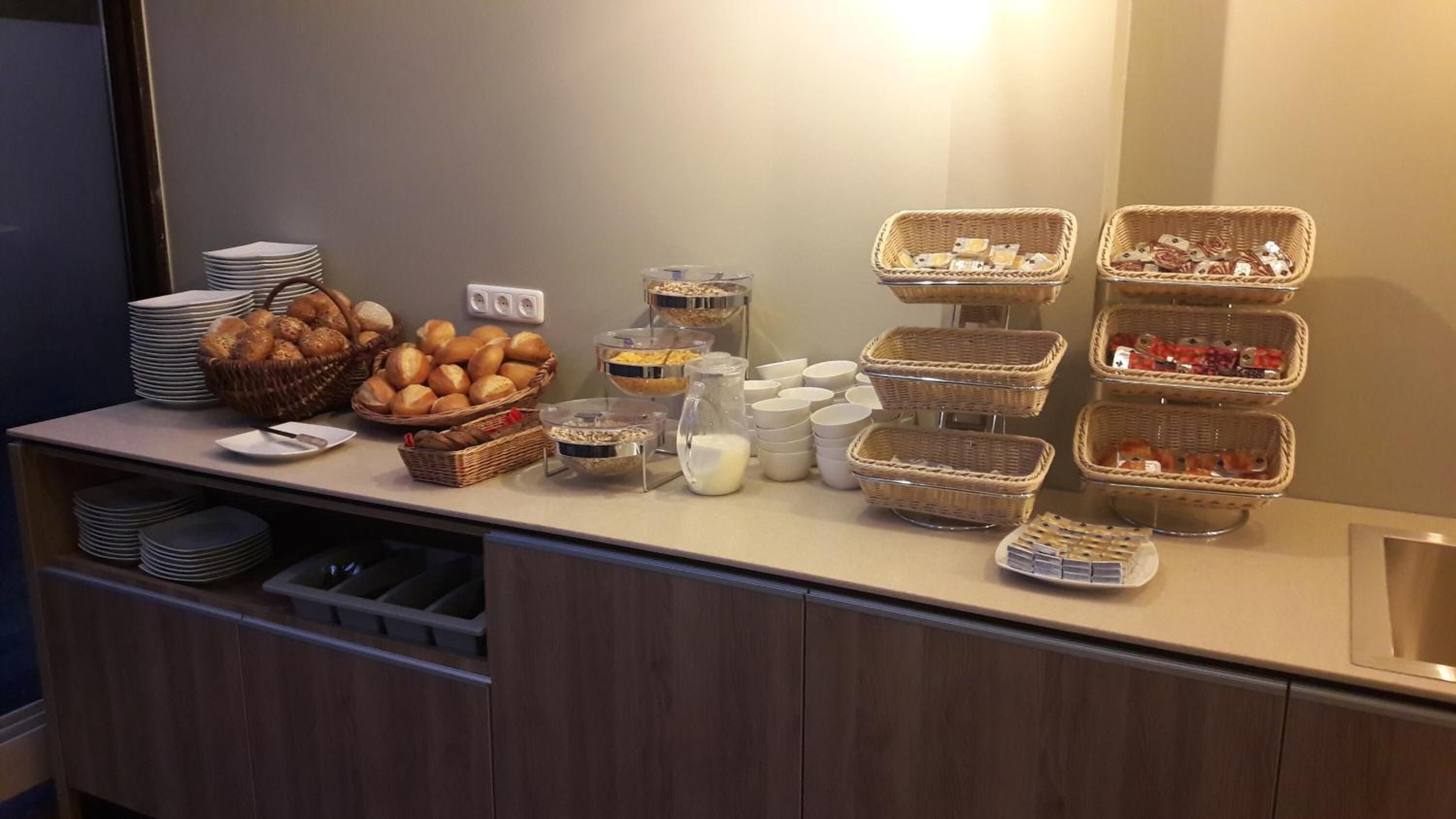 Una mesa de buffet con diferentes alimentos y utensilios.