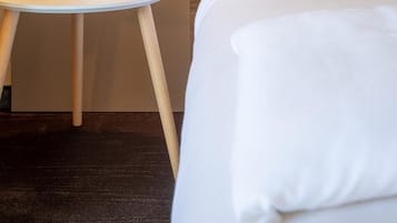 Escritorio, sistema de insonorización, wifi gratis y ropa de cama