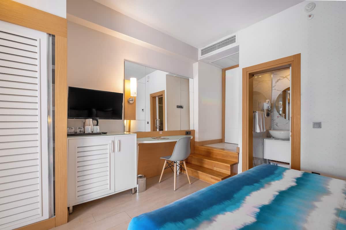 Minibar, pengeskab på værelset, skrivebord, lydisolering