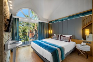 Villa Suite Second Floor | Minibar, una cassaforte in camera, una scrivania, insonorizzazione