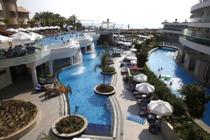 7 piscines extérieures, parasols de plage, chaises longues