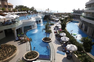 7 piscinas al aire libre, sombrillas, sillones reclinables de piscina