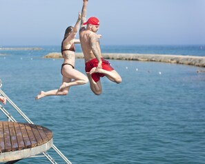 En privat strand, liggestole, parasoller