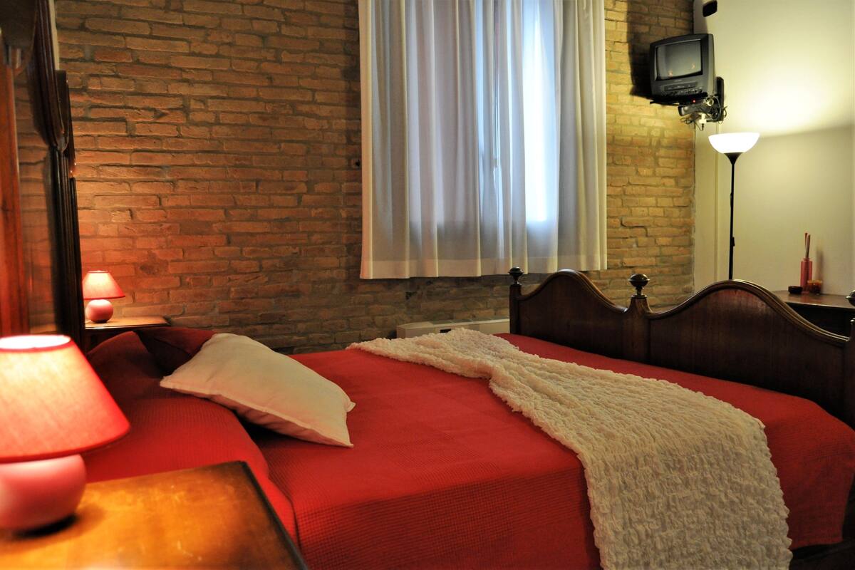 Deluxe Double or Twin Room | In-room safe, desk, soundproofing, cribs (free)