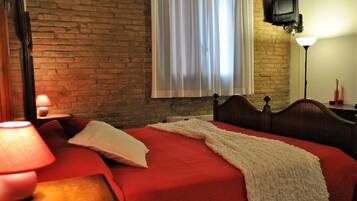 Deluxe Double or Twin Room | In-room safe, desk, soundproofing, free cribs/infant beds