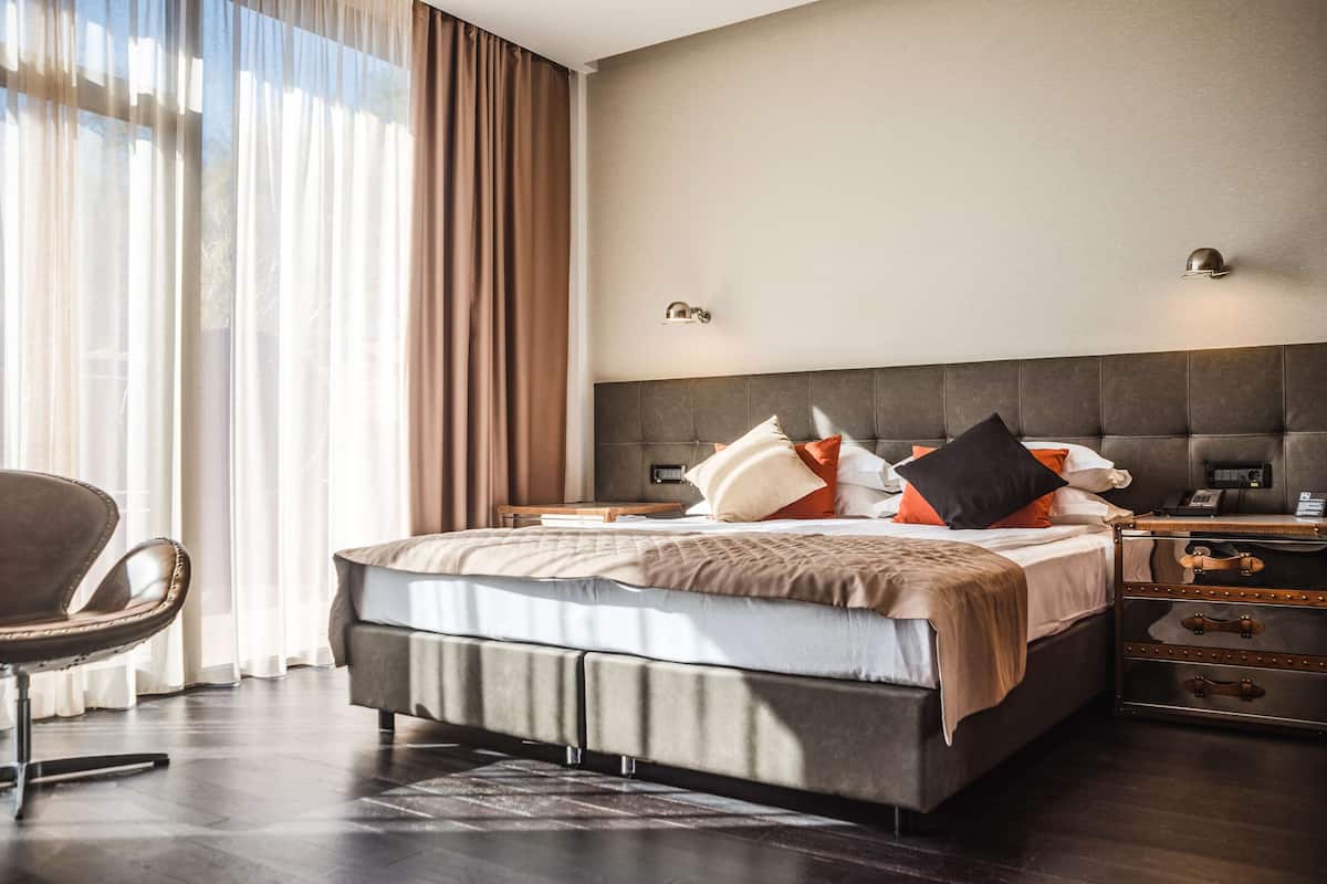 Camera Standard con letto matrimoniale o 2 letti singoli, terrazzo | Biancheria da letto di alta qualità, minibar, una cassaforte in camera