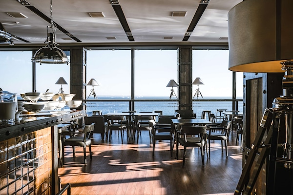 Bar en la azotea, con vista al mar, abre todos los días