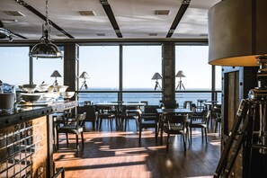 Rooftop bar, ocean views, open daily - M1 Club Hotel (Odesa)