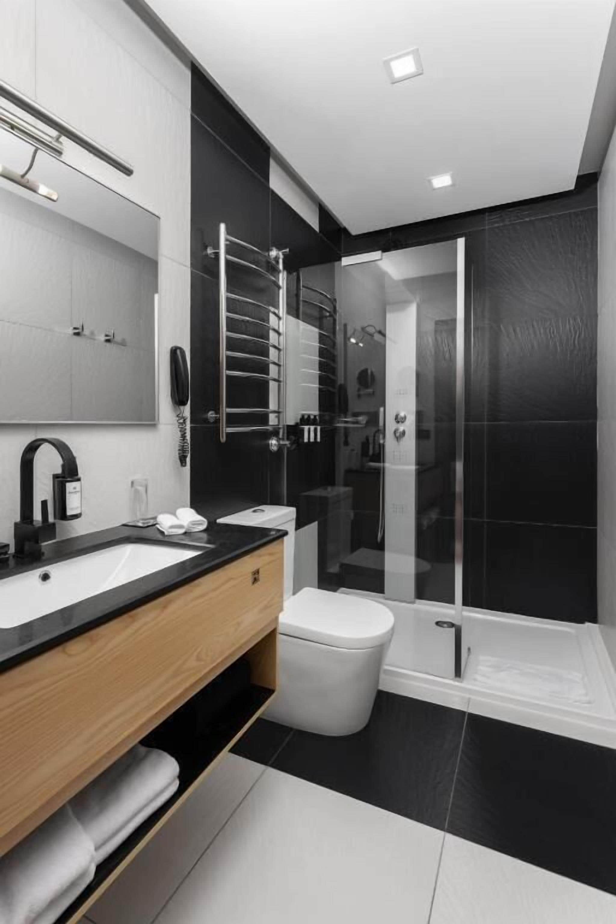 Standard Double or Twin Room | Bathroom | Rainfall showerhead, designer toiletries, hair dryer, bathrobes