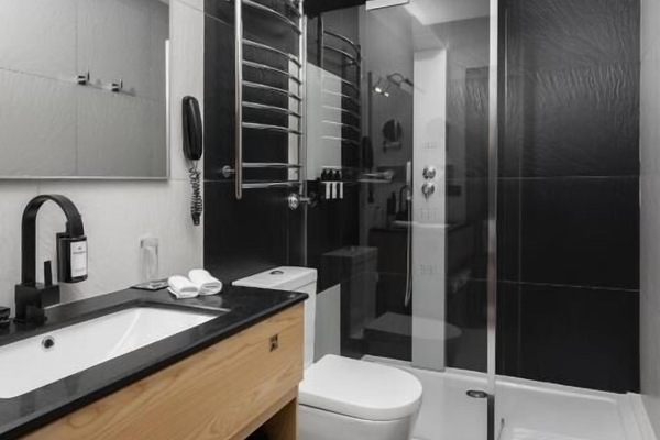 Standard Double or Twin Room | Bathroom | Rainfall showerhead, designer toiletries, hair dryer, bathrobes