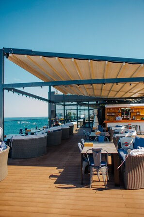 Rooftop bar, ocean views, open daily - M1 Club Hotel (Odesa)