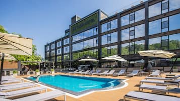 Piscina all'aperto, ombrelloni da piscina, lettini