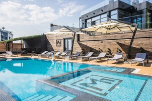 Outdoor pool, pool umbrellas, sun loungers