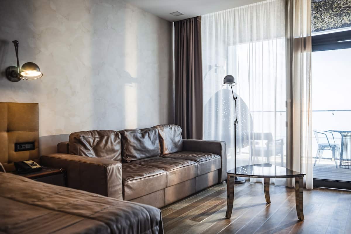 Camera Deluxe, lanai, vista mare | Biancheria da letto di alta qualità, minibar, una cassaforte in camera