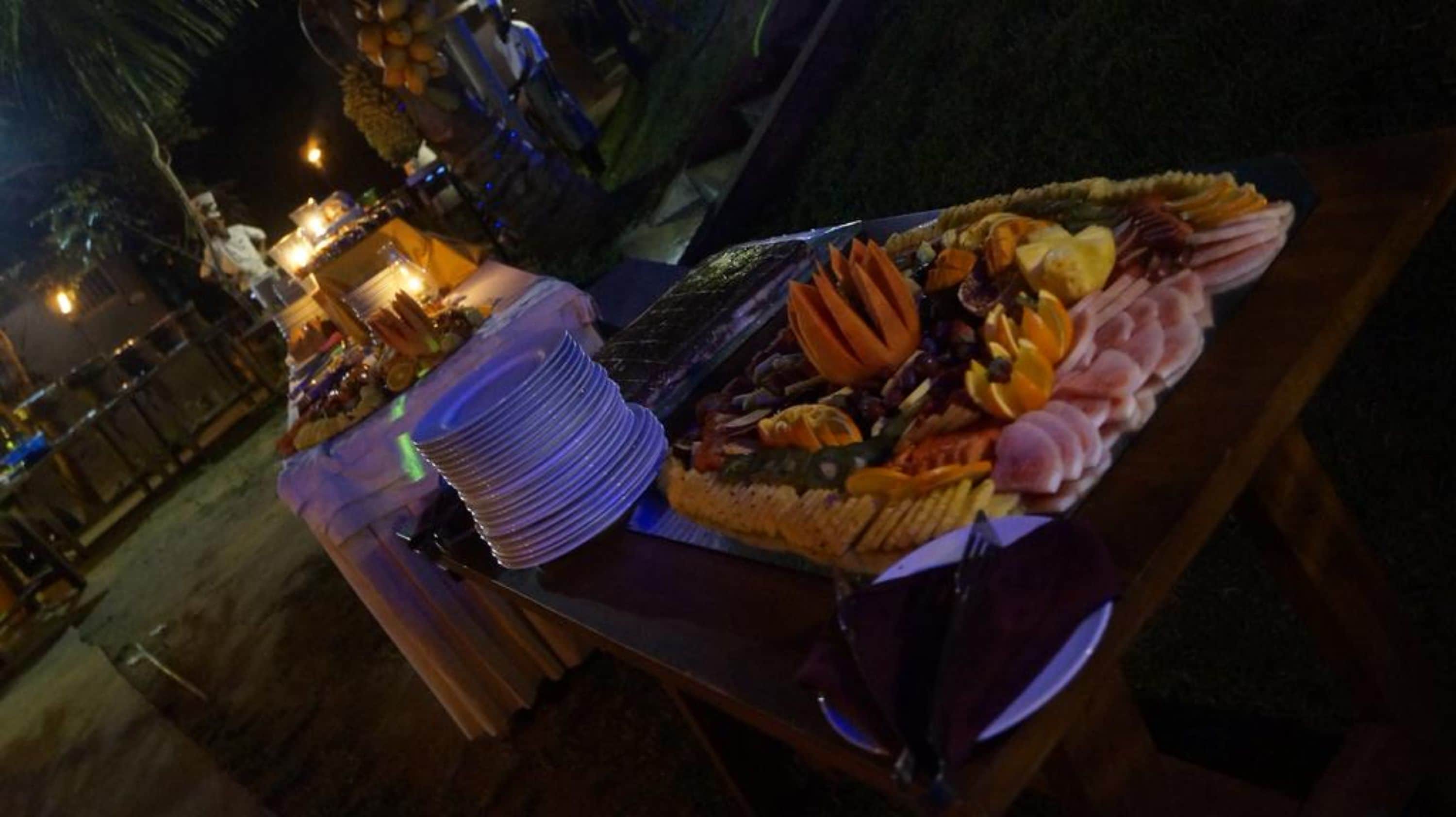 2 restaurants, breakfast, lunch, dinner served; international cuisine