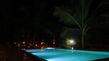 2 piscines extérieures, parasols de plage